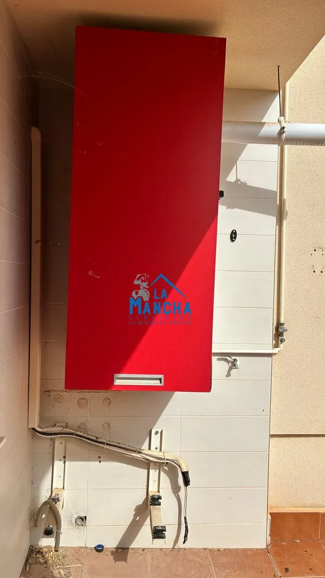INMOBILIARIA LA MANCHA VENDE ADOSADO EN BARRIO MEDICINA. — 11