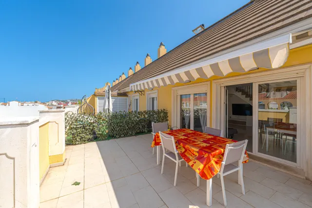 Residencia Denia Plaza. Amplio ático dúplex en venta en el centro de Denia. — 24
