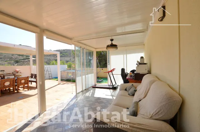 Respira paz entre el mar y la montaña en este exclusivo chalet pareado reformado con piscina privada, solárium y parking — 17