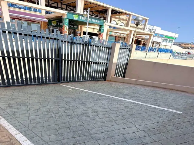 Planta baja moderna (aprox. 63 m2) con 2 dormitorios, 2 baños y amplia terraza/jardín. Gran zona de piscina, cerca del La Zenia Boulevard, ¡y a 15 minutos a pie de la Playa de La Zenia! — 30
