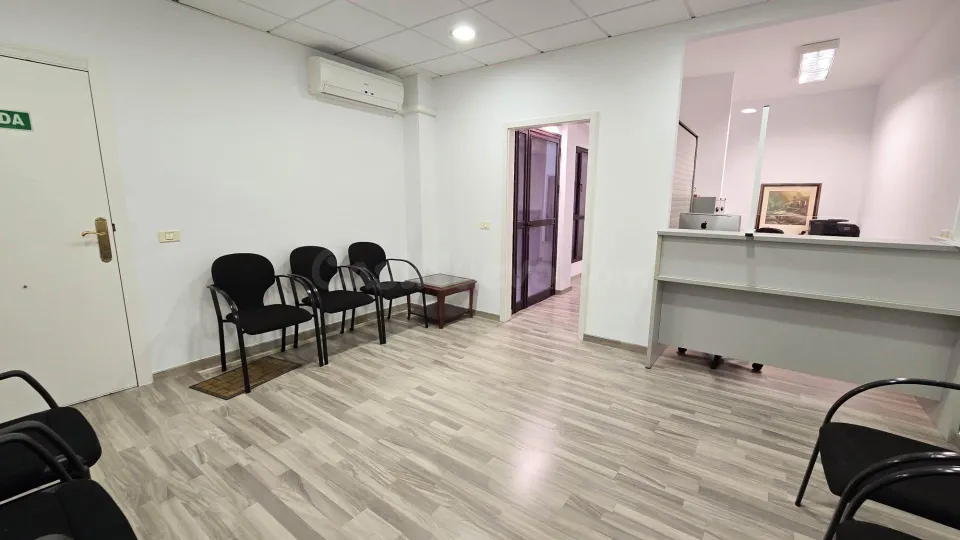 Oficina reformada y amueblada de 128 m2 en el Edificio Peceño, en pleno centro de Santa Cruz de Tenerife