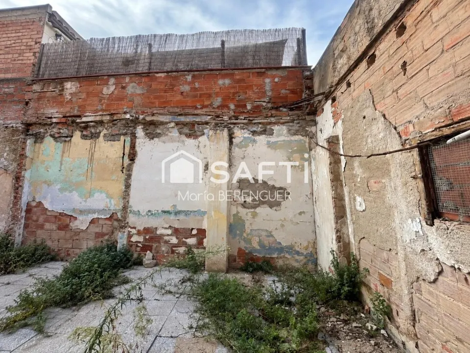 Tu futuro hogar en una calle residencial.