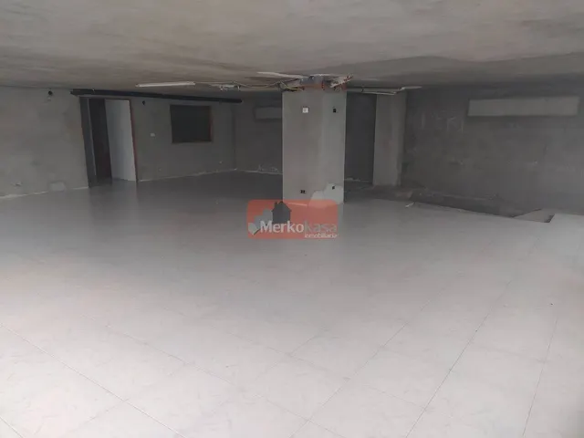 SE VENDE BAJO COMERCIAL ACONDICIONADO — 12