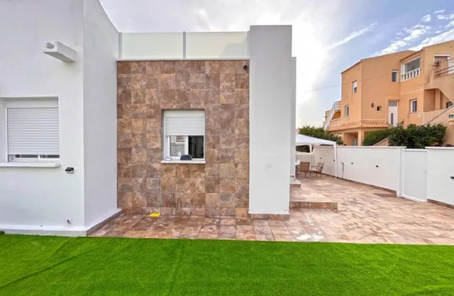 TOTALMENTE REFORMADO! CHALET SEMI-INDEPENDIENTE EN ORIHUELA COSTA — 4