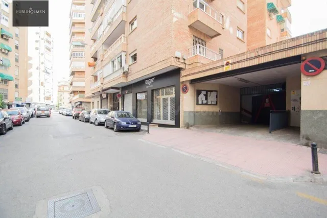 Se vende plaza de aparcamiento cerrada junto Alhamar — 2
