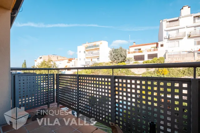 Casa adosada de tres plantas con jardín, terrazas y espacio tipo loft en garaje — 29