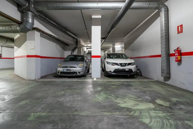Plaza de garaje para coche y moto — 2