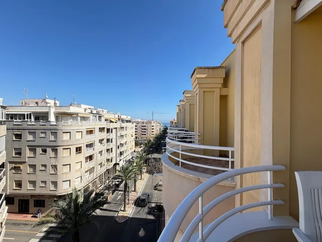 Ático con vistas al mar en av. de las habaneras con vistas al mar. 2 dorm. 1 baño. superficie de 79 m2. — 37
