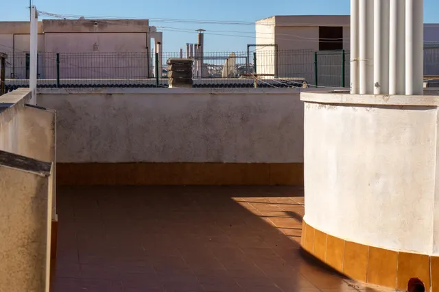 Ático renovado con estilo y balcón cerca de la playa — 21
