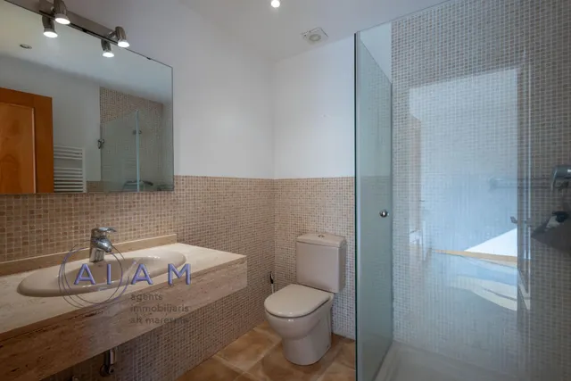 EN EXCLUSIVA CASA ADOSADA CON TERRAZAS Y MUCHO ESPACIO EN SANTA SUSANNA — 23