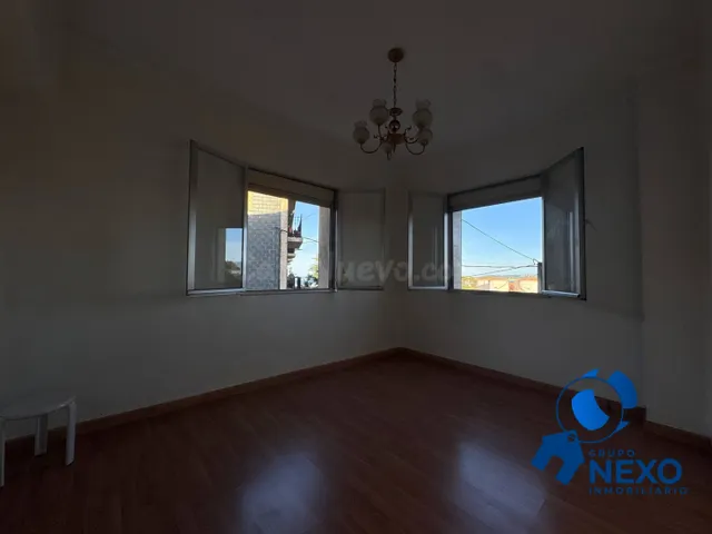 Luz natural, terraza y vistas al mar en un entorno tranquilo - foto 5