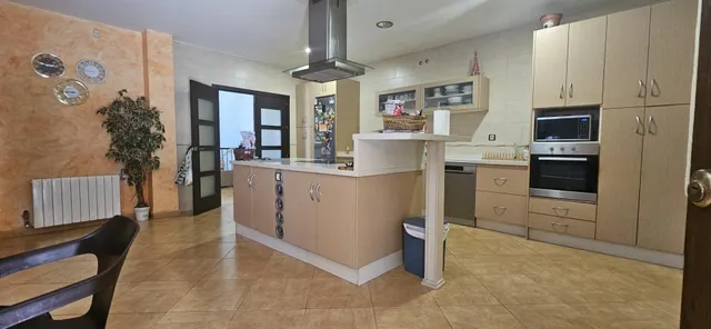 Impresionante Chalet en Urbanización Encinares de Alcolea con piscina y amplias estancias. — 2