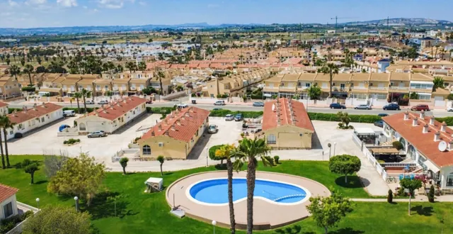 Ciudad Quesada! Magnifico bungalow en 2 plantas independientes, con piscina y parking privado comunitario — 5