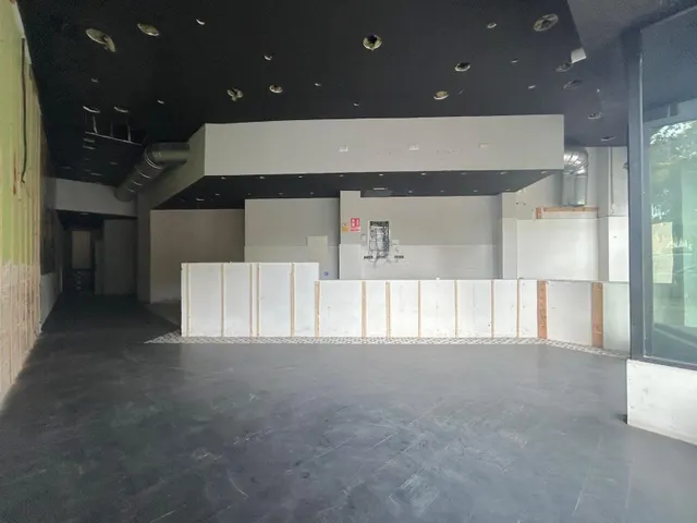 LOCAL COMERCIAL EN VENTA, AVDA. REINA VICTORIA EUGENIA — 5