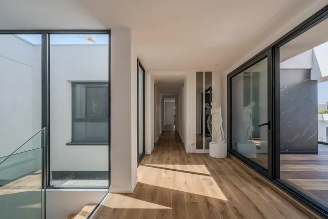 Chalet Pareado de Diseño Vanguardista con Piscina y Máxima Eficiencia Energética en El Bosque — 13