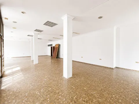 Amplio local comercial con almacén en excelente ubicación en El Puerto de Santa María