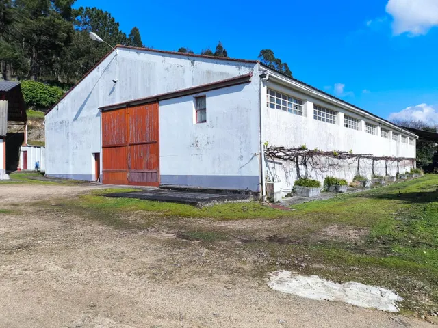 Se vende propiedad con naves, casas y terreno en Froxel, Art