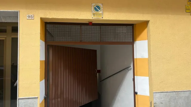 Plaza de garaje para vehículo compacto — 2