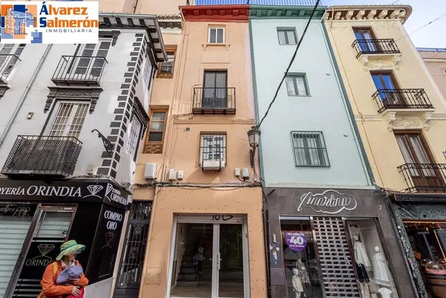 Edificio junto a Plaza Bib-rambla. — 28
