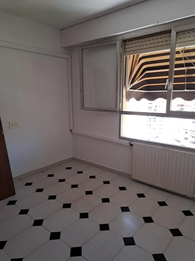 Amplio piso con 4 dormitorios y vistas al mar y Benidorm en zona Levante. — 30
