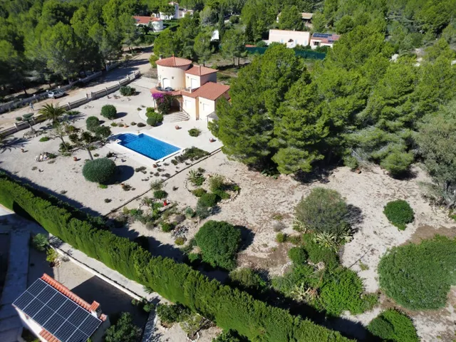 Chalet con piscina, gran parcela y licencia turística — 38