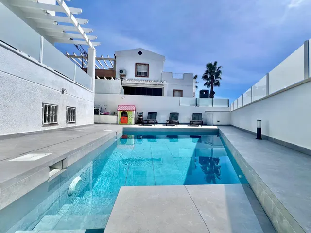 Villa de 5 dormitorios y 4 baños en San Miguel de Salinas (Alicante) — 2