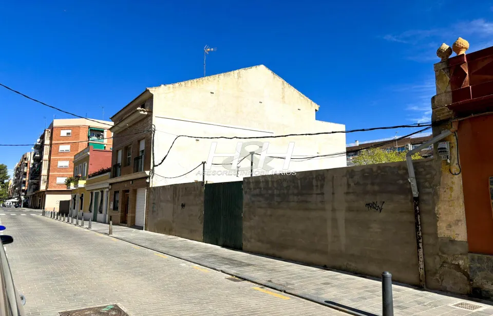 Se vende amplio solar para edificar en Benimámet. / HH Asesores, Inmobiliaria en Burjassot /