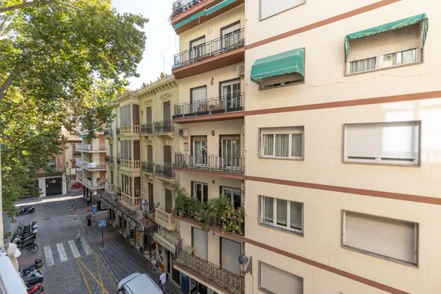 Piso en esquina con terraza y vistas a Plaza Mariana Pineda, Granada — 14