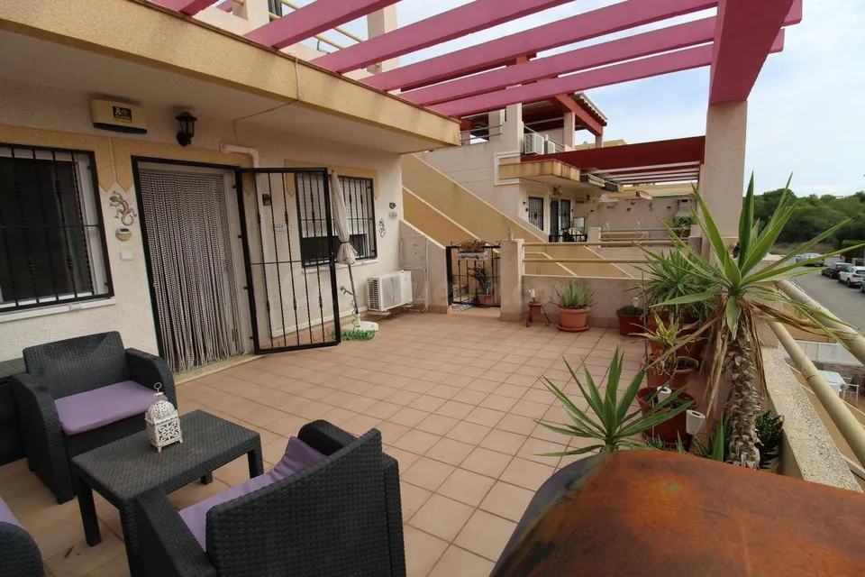 Encantador Ático en Orihuela Costa, ¡Tu Refugio Ideal!