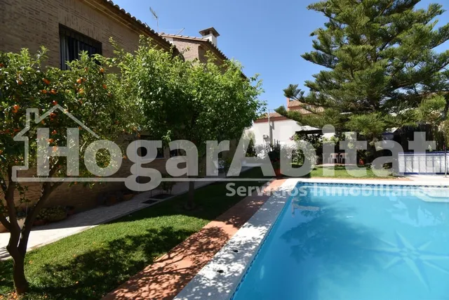 VILLA de 2 alturas con JARDÍN y PISCINA — 18
