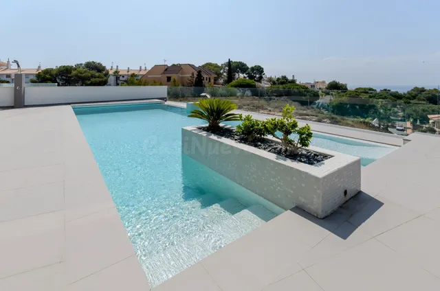 VILLA CON PISCINA PRIVADA — 3