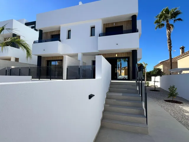 CHALET CON SOLÁRIUM, PISCINA Y SÓTANO — 35