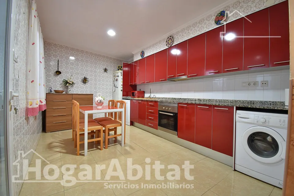 CASA CON TERRAZA Y VISTAS DESPEJADAS A LA MONTAÑA