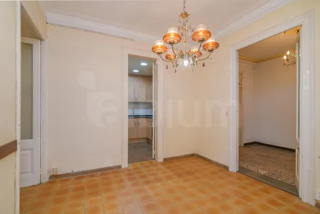 Espectacular vivienda esquinera con siete balcones frente al Mercat del Born — 13