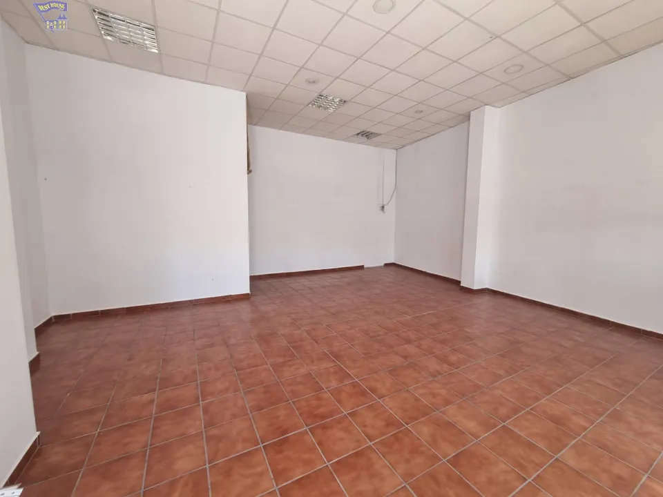 SE VENDE LOCAL COMERCIAL EN ZONA FUENTE DEL RÍO