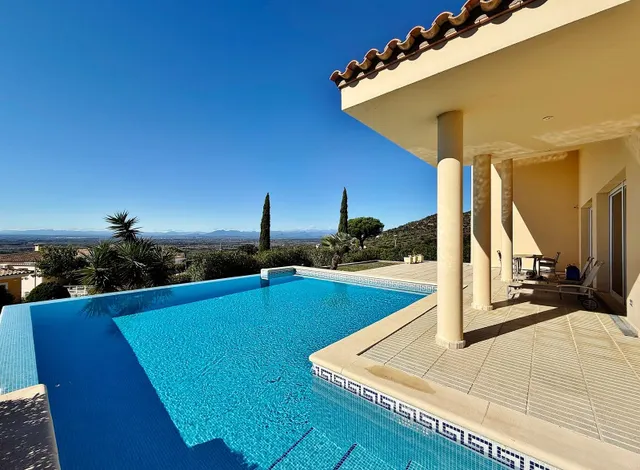 Villa de lujo con amplios espacios, piscina y gran parcela — 9