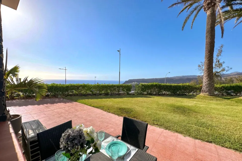 Apartamento reformado con dormitorio independiente y vistas al mar en puerto rico/amadores