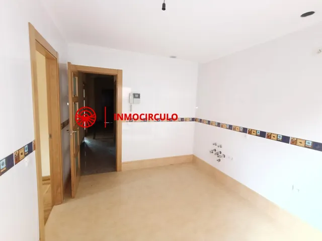 Exclusivo Chalet Pareado Junto al HUBU: Tu Oasis Urbano en Burgos — 7