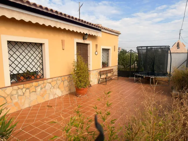 Acogedora casa de planta baja con jardín mediterráneo, patio soleado y gran garaje privado en Las Palas — 3