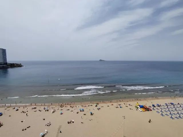 Apartamento de esquina con 2 dormitorios y terraza acristlada en 1 Linea playa Levante. — 2