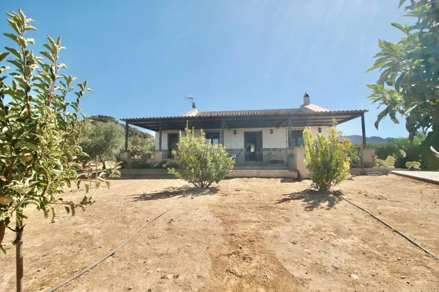 Casa de campo con terreno y vistas abiertas cerca de Anteque - foto 2