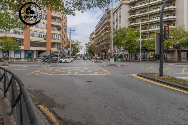 Piso de 87 m2 con 3 dormitorios en Pedro Antonio de Alarcón 27, junto a Recogidas — 47