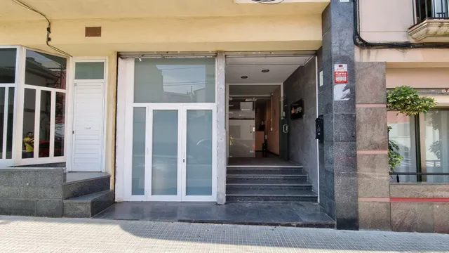LOCAL COMERCIAL EN VENDA AL CENTRE — 2