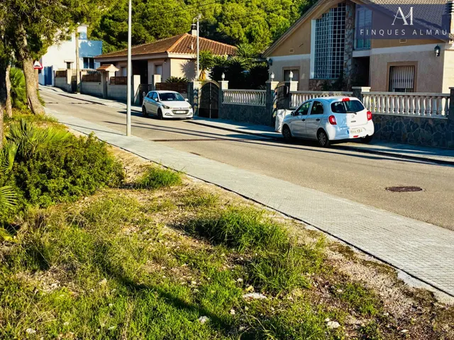 Terreno urbanizable de 655 m2 en la Avenida California de Canyelles, la oportunidad perfecta para construir tu casa ideal. — 8