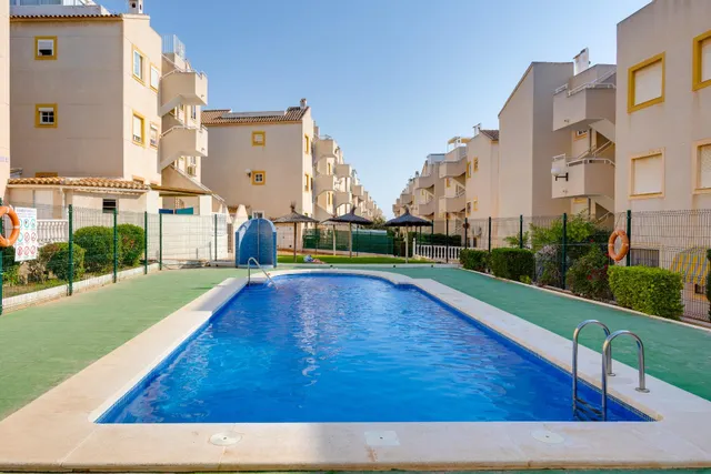 Luminoso apartamento, con gran solárium privado y vistas, en "La Mata", Torrevieja — 39