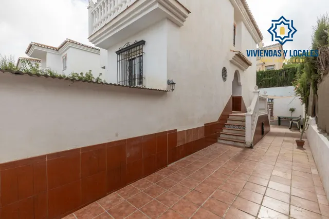 Casa independiente con piscina en La Zubia. — 36