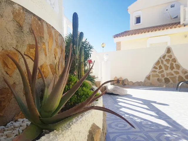Encantadora villa con piscina privada, jardín y solárium en Monte y Mar, Gran Alacant — 3
