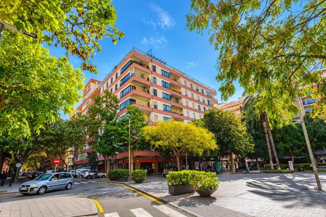 Oportunidad única junto a la plaza París! 7º piso con terraza, mucha luz y vistas despejadas. Posibilidad de aparcamiento. — 24
