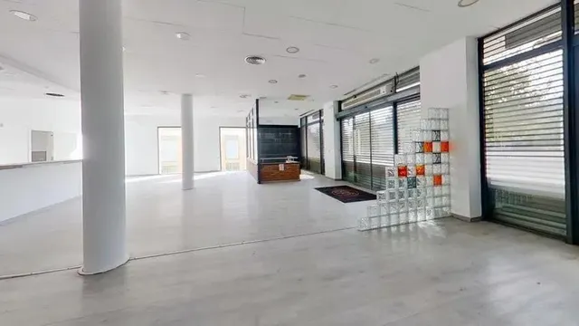 LOCAL EN VENTA EN EL PRAT DE LLOBREGAT (Barcelona). — 14