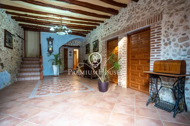 Masía de piedra con jardín en Valls — 10